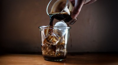 5 Rețete Răcoritoare cu Cafea și Siropuri Aromate – Gustul Perfect al Sezonului Cald